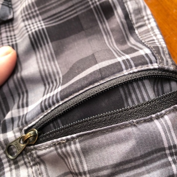 The North Face Gray Plaid Men's Shorts- size 32 - preloved - Picture 4 of 9